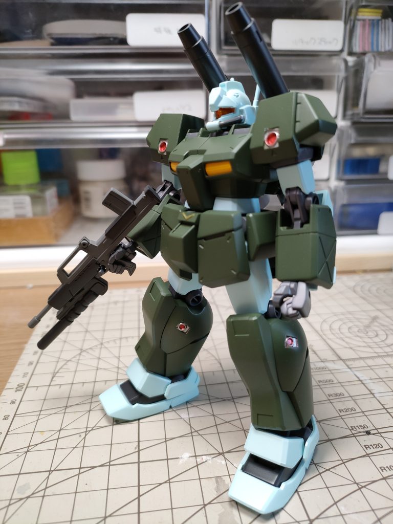 塗装だけした状態で、関節のクリアランスに問題がないか確認したときの写真です。割とマスキング地獄でした。。。