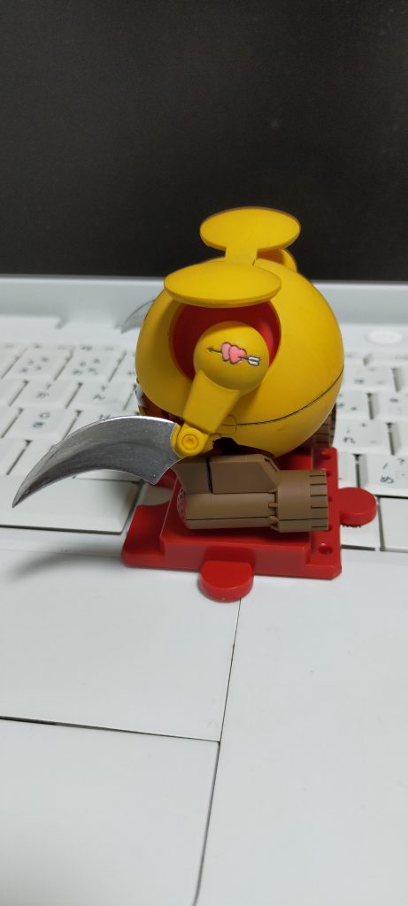 ハートマークは、筆塗りで。黄色はアクリジョンのベースイエロー筆塗り。鎌はガンダムマーカー。あれコレ考えないで完成するこういうキットって、いいモノですね(◠‿・)—☆