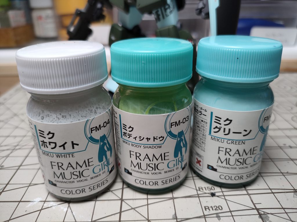 本体カラーと装甲カラーは、この3色をベースに調色しています。調色に失敗して、妙におもちゃっぽい色になっちゃいましたが。