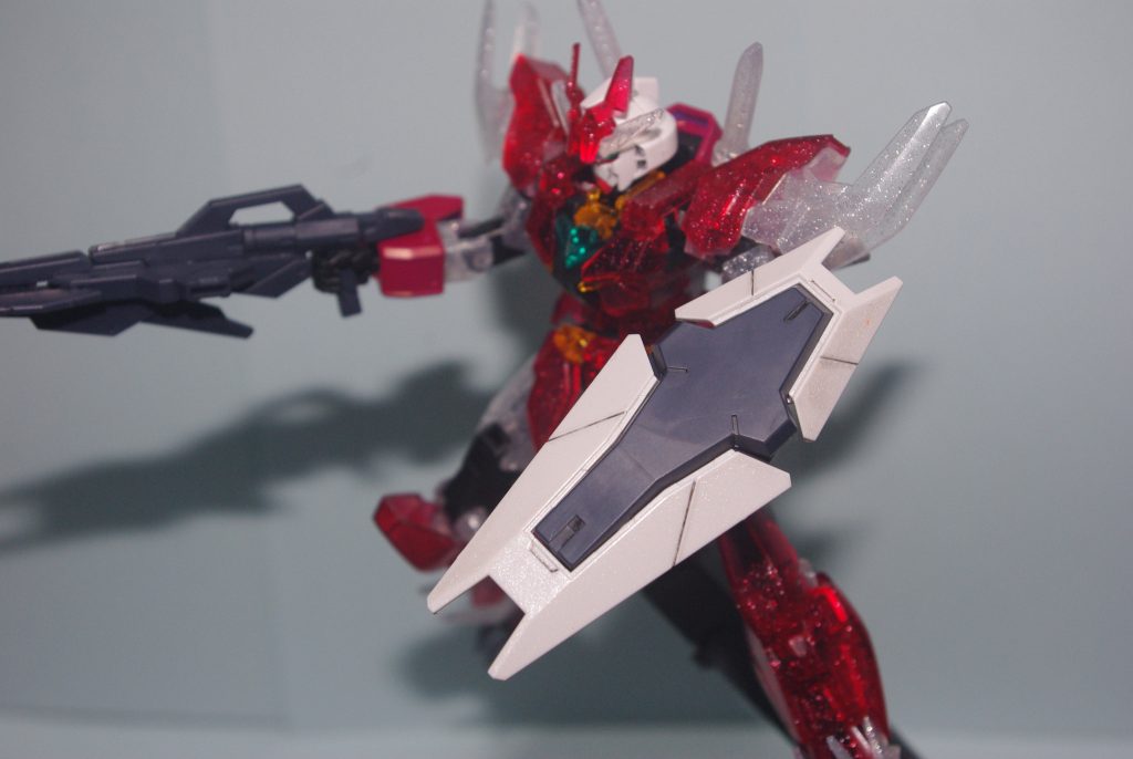 シールドの白部分は覚えたてのパール塗装をしてみました