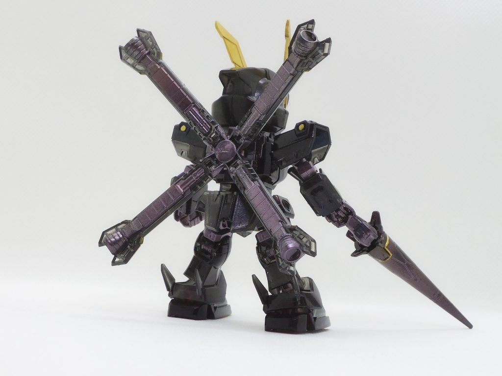 フレームなど、元々がクリアでないパーツは、ガンダムマーカーのヘビィガンメタリック。イエローの部分は、ゴールドで塗装しました。