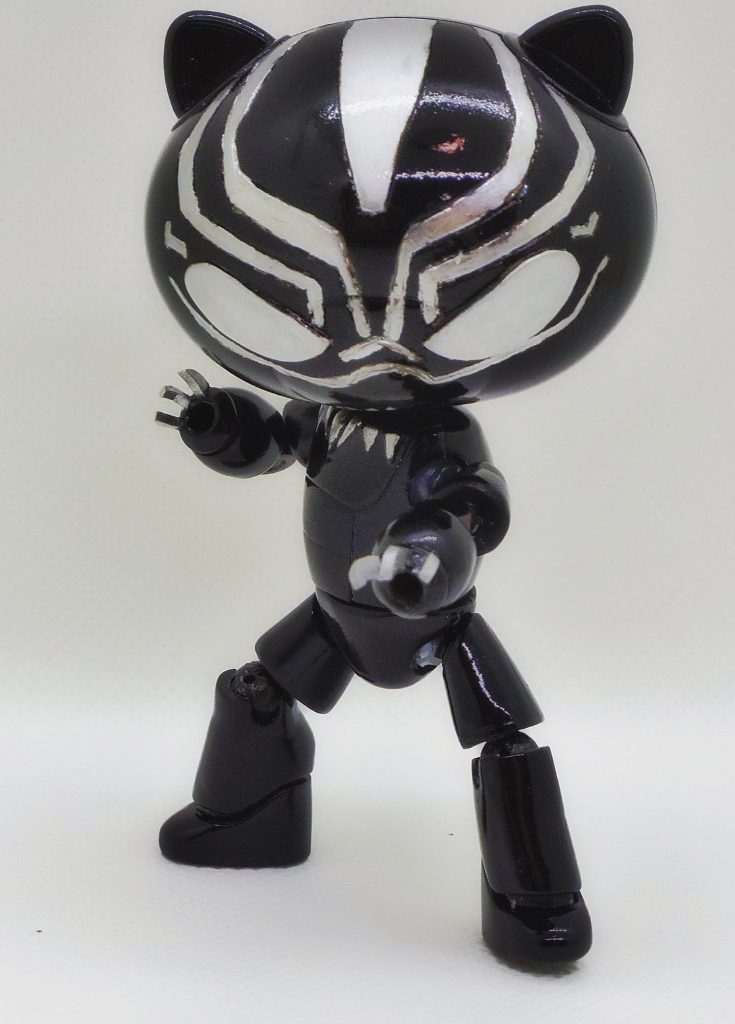 腕や足、胴体を半分に切断し、肘と膝に関節を設け、腰にも回転軸を設けているので、ヒロイックなポージングもできます。