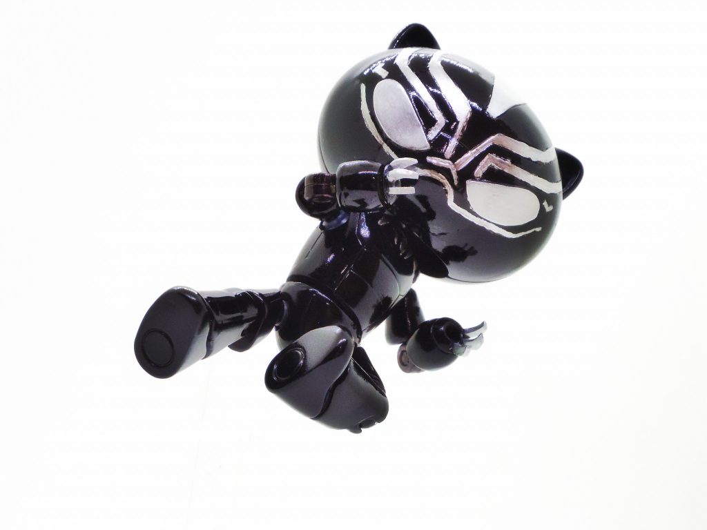 飛び蹴りも、膝が曲がるので決まります。