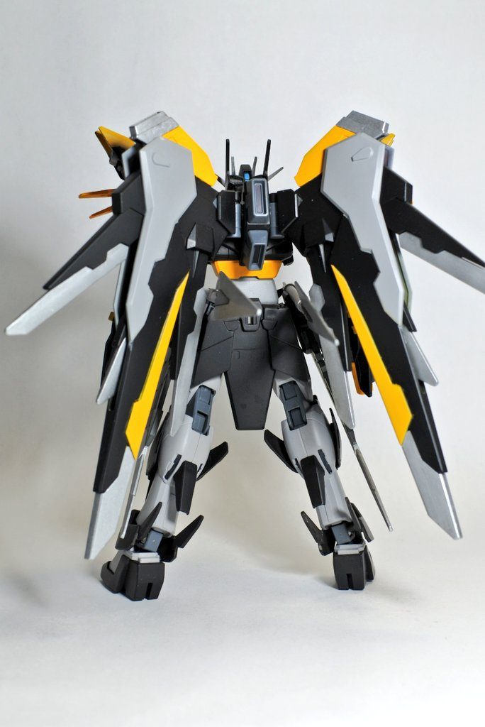 高機動に耐え得る為のボディ剛性と接近戦による防御面の強化が各所に施されている。