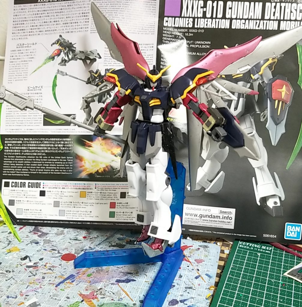 HGAC ガンダムデスサイズを使用バックパックはデスティニーを、肩部のブースター部分を削って、そこにフラッシュエッジを収納していたパーツを接着している腕部はガンダムAGEのG-エグゼスを使用接続が受け同士なので3mmプラ棒で接続している足のヒールはおそらくアストレイゴールドフレーム天ミナサイドスカートは不明