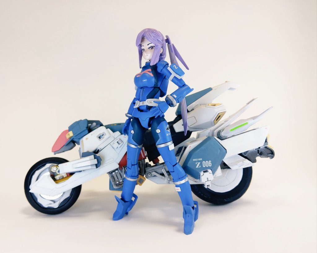 もちろんZガンダムに乗せるために作ったのです！そのために、地味に前に屈めるように間接改修しています。ライディング姿はアップデート版ゼータの公開時に。