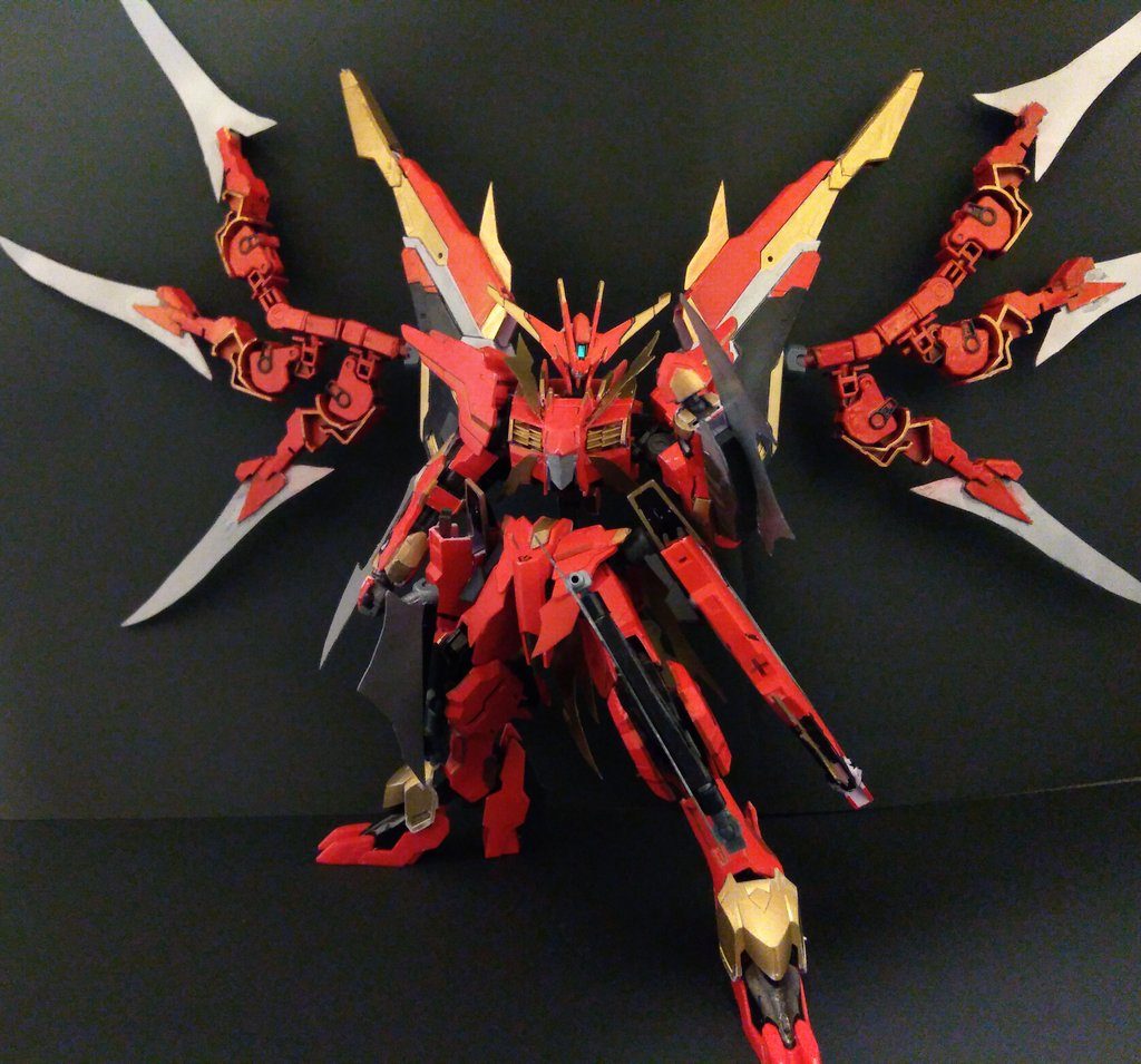 まず武器無しの基本ポーズマルコシアスをほぼ使用し、背中にガンダムフレームの脚を沢山つなげました。脚には特殊ギミック搭載！