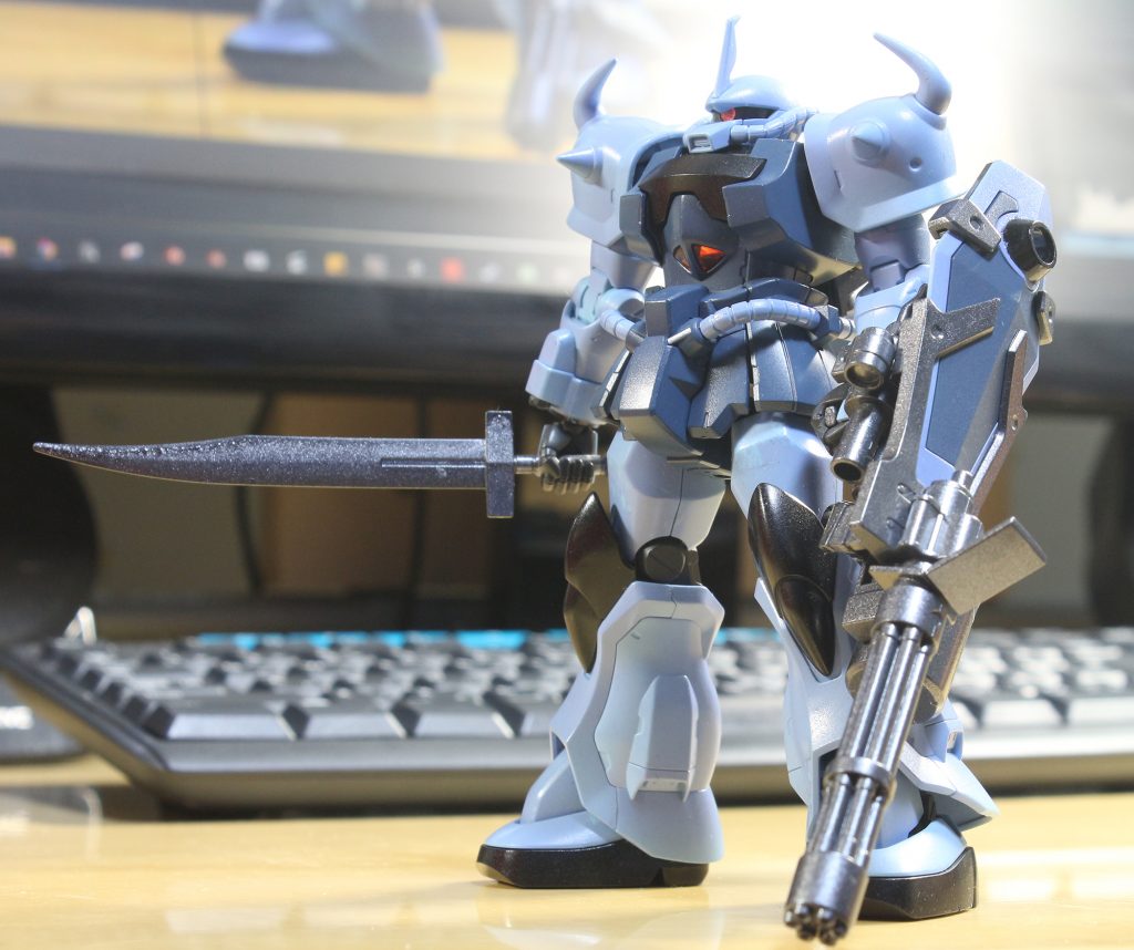 合わせ目消しや墨入れなどはせず、塗装のみです。モノアイをクリアパーツ化しています。