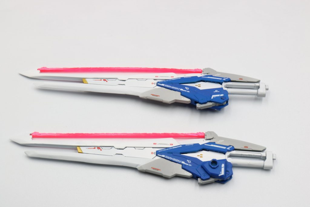 本機オリジナルの武装、[大剣型複合兵装:ガラティーン]のアピールショットです。エクスカリバー、アロンダイト系列の技術に、ASTRAYシリーズのカレトヴルッフの技術を合わせることでソードモード、ライフルモードの2種類の運用が可能となっている設定です。名前についても、前述の二振りと同様、アーサー王物語に登場する聖剣から引用しています。モチーフはFateシリーズから。アロンダイトは最終的にアーサー王を裏切る陣営の騎士の剣である事に対して、ガラティーンは最後までアーサー王陣営で戦った騎士の剣です。悪役に見られがちなデスティニーにポジティブな印象を与えたかったので、今回のネーミングを採用しました。