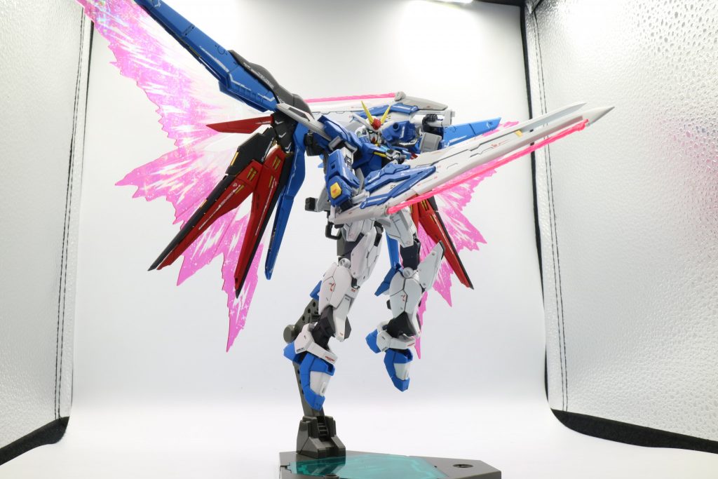 ガラティーン[ソードモード]ビームソードの内側は実体剣となっており、エクスカリバーと同様に「ビームで灼熱させた装甲を実体刃の重みで切る」運用が可能。