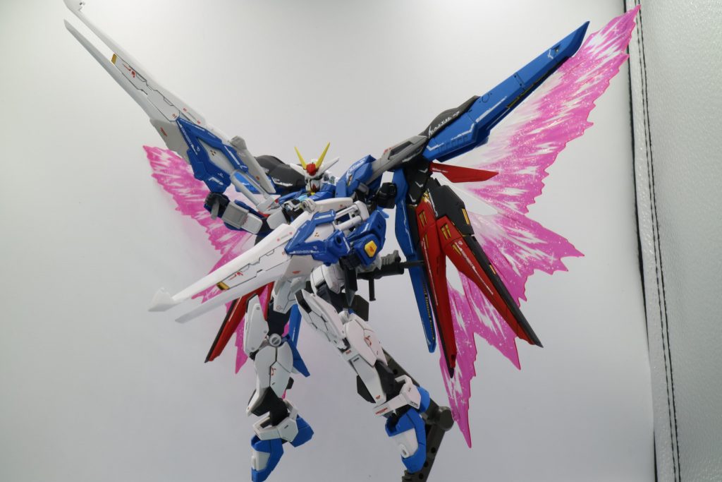 ガラティーン[ライフルモード]VSシリーズでターンＸなどが持つ、ちょっと太めのビームを撃てるイメージです。連射性能は通常のビームライフルより劣るため、二丁拳銃とすることである程度連射性をカバーするという設定。写真でちょこっと写ってますが、デスティニー標準の高エネルギービームライフルも腰にマウント出来るように改造してあるので、近距離での撃ちあいにはそちらを運用する設定です。