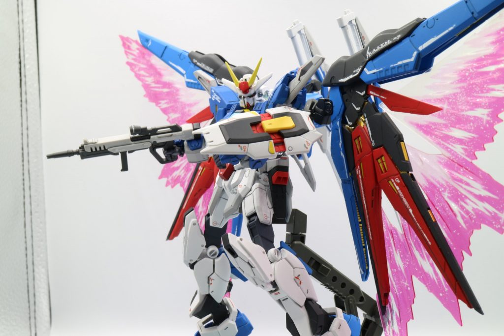 実体盾も装備可能。原作同様、至近距離での爆風などからとっさに身を守れる装備として採用。接続先の穴が塗装時に少し太ったので、ピン側を削って調整してあります。