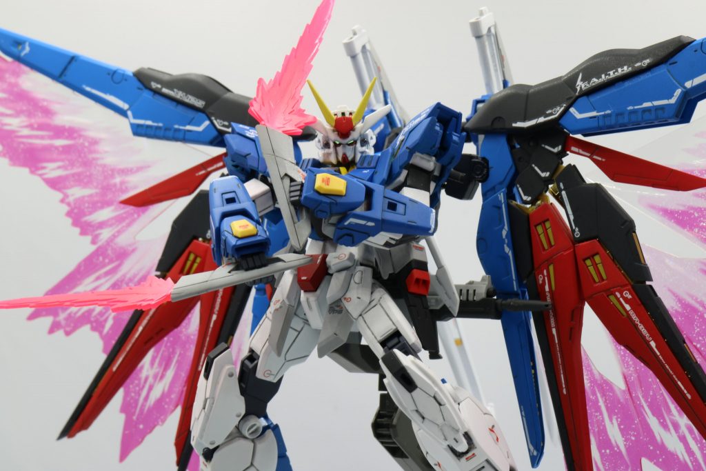 フラッシュエッジビームブーメラン。デスティニー標準のフラッシュエッジよりも大型のビームブレイドが展開可能となり、近接戦闘での命中率向上に貢献しているという設定。本機は翼の可動域がデスティニーと比べてかなり広いため、肩の可動域を邪魔することなく装備する事が出来ました。