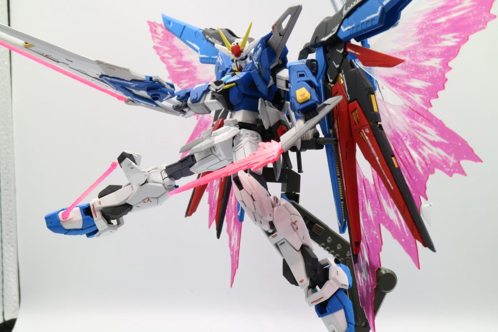 脚部からはグリフォンビームブレイドを展開可能。∞ジャスティスと蹴りあう夢のシチュエーションが可能に!(笑)エフェクトは蛍光ピンクでグラデ塗装しました。クリア感はうまく残せなかったですが、光を当ててみるといい感じになっていたので安心しました!