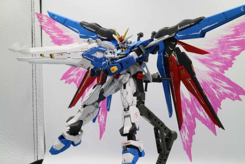 ガラティーン[ライフルモード:連結]連結させることで、デスティニー標準の高エネルギー長射程ビーム砲に近い性能の高威力・長射程ビームを発射可能という設定です。技術的には、バスターガンダムの連結狙撃モードに近いもののイメージ。