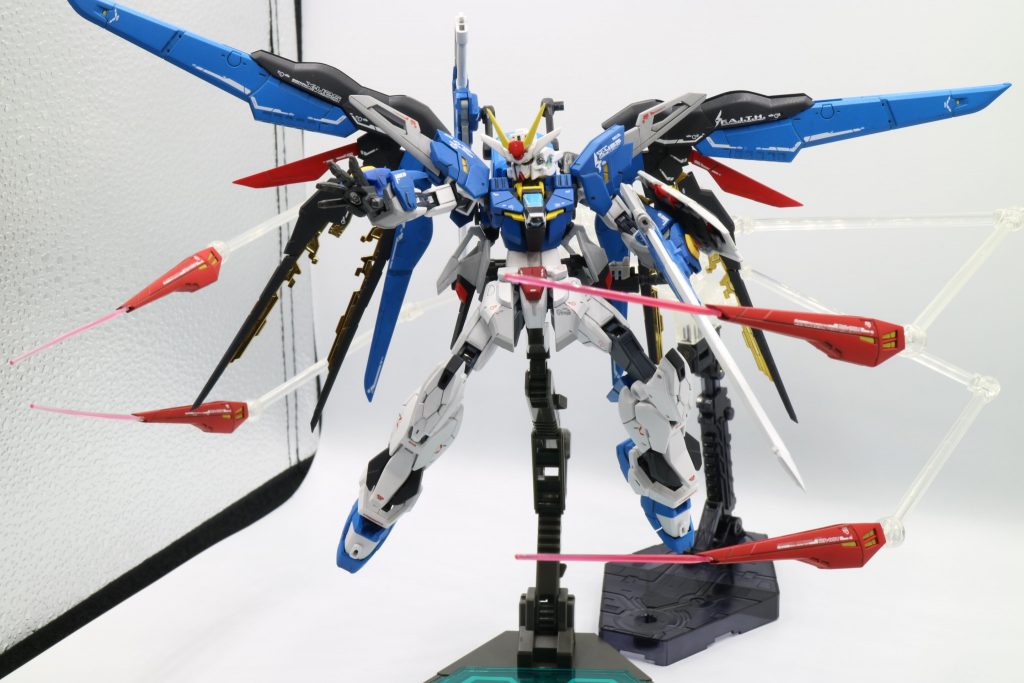 スーパードラグーン。デスティニーフォルムでも翼の内部に4機内蔵されているので、使えちゃいます!公式の設定で「ビームスパイクとしても運用できる」というのがあるようで、デスティニーフォルムでは主に「格闘戦に持ち込むための揺さぶり」として運用される設定です。VSシリーズをプレイしていた時、プロヴィデンスのビームスパイクには何度も痛い目に合わされたので、その辺の記憶から生まれた設定です。