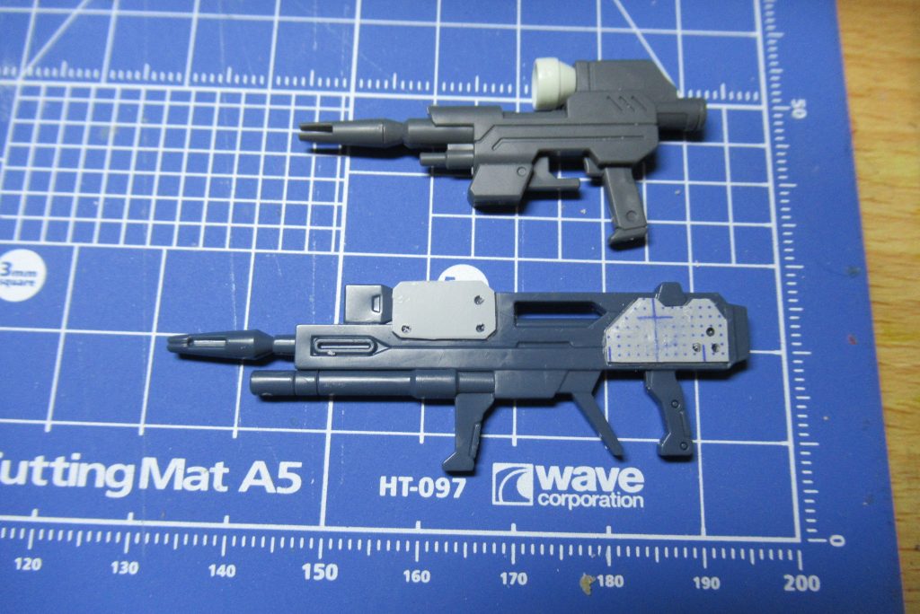 上がダガーLのビームカービン。下がストライクダガーのビームライフルです。全体的に薄いので、センサー後ろ部分、もち手上部分を左右ともに0.3mmのプラ板を貼り付けました。