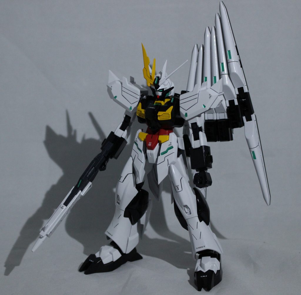 全身今回は光沢で全塗装&デカールを貼りました。また、フェイクではなくガンダムにするためツインアイに変更。ちょこちょこ入れたメタリックグリーンがポイント。