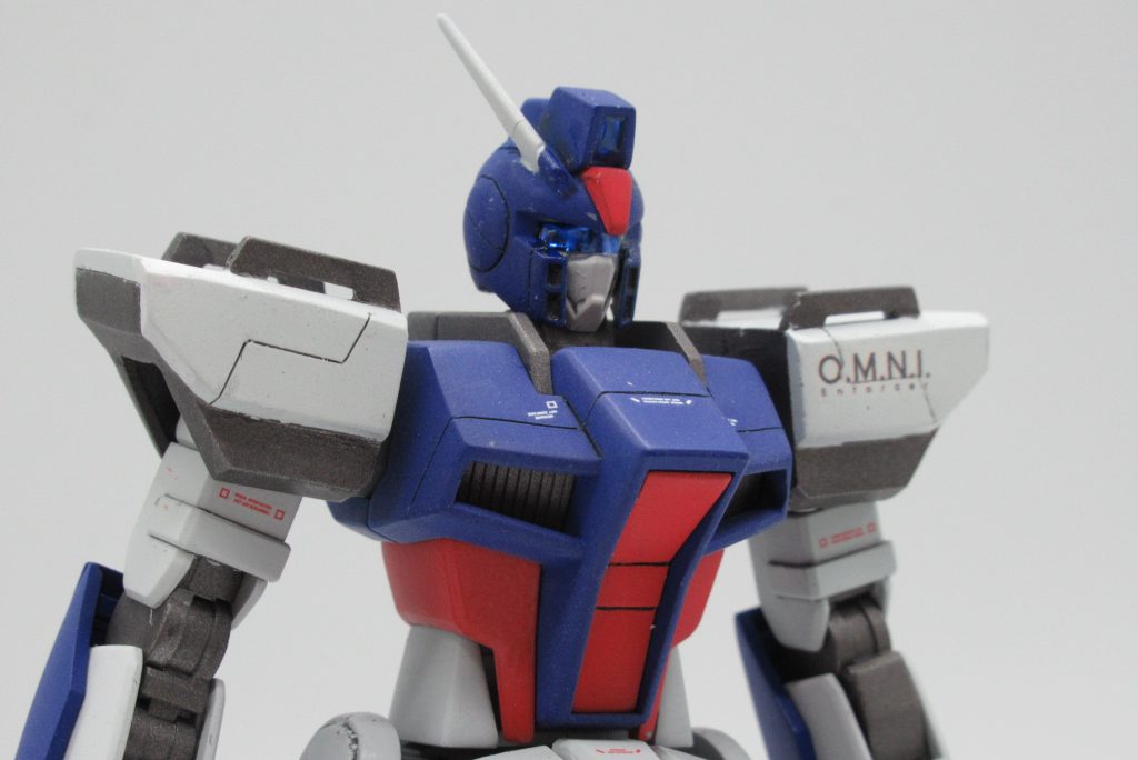 肩はダガーLの肩パーツの突起部を削り落とし、ストライクダガーの肩装甲パーツ、上側のフレームパーツを塗装して接着しました。また、胸部ダクトのバー(でいいのかな?)のようなパーツを切り落とし、胸部バルカンも削り落としました。