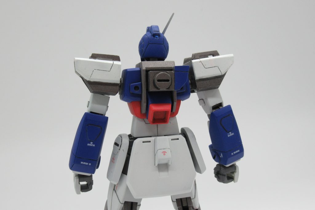 背面のストライカーパック接続部はストライクダガーのサーベルラックとマイナスモールドの形状パーツを切り出し、プラ板プラ板を積層した箱型のパーツに貼り付けて、蓋をするようにしました。また、サイドアーマーはストライクダガーのものを5mm延長して使用しました。