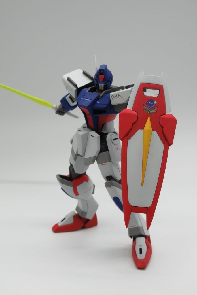 シールドはダガーLのものを塗りわけ、左右の少し盛り上がっている形状はなんか変化がさびしかったので、0.5mmのプラ板でボリュームアップしています。サーベル刃はダガーLのものを塗りなおせばよかったのですが、面倒くさかったのでバーザムから拝借しました。