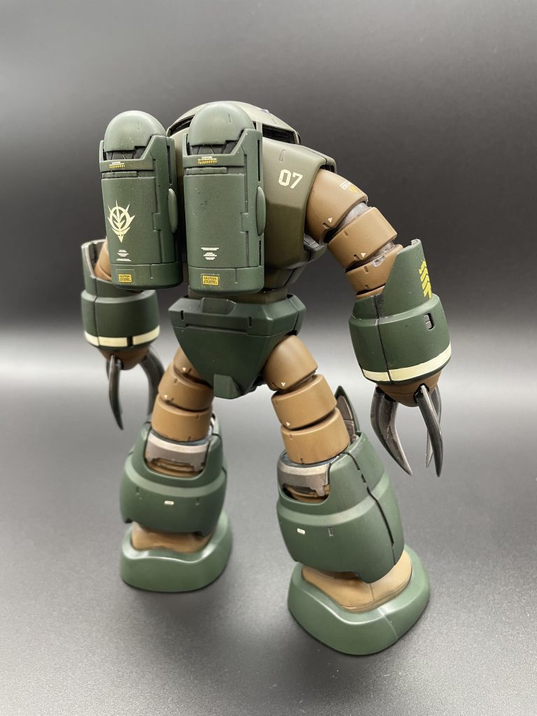 腕周りの白いラインはデカールで処理しようと思ったら、買ったデカールの長さが全然足りなかったのでマスキングして塗装しています。が、マスキングが雑すぎて線は歪んでるし、パーツの合わせ目でずれてます。修正が面倒なのでそのままになっています。根気が足りません汗