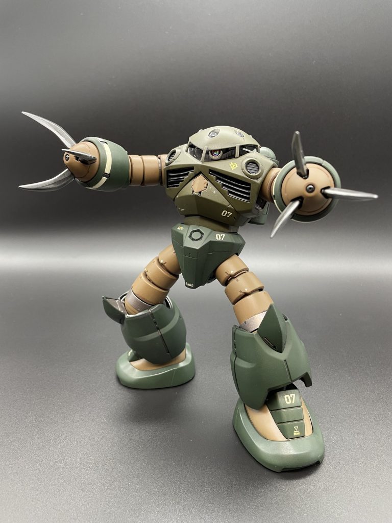 私の中のイメージでは水中から上方に向けて撃ってるイメージが強いので、こういったポーズのらしさを感じてしまいます。