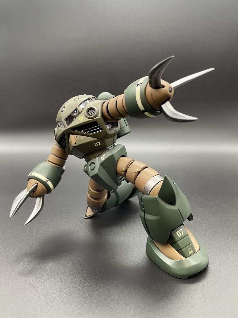 なかなか良く動くキットでポージングの幅はありますが、ズゴックは武器も無いのでバリエーション付けるのがなかなか難しいと思いました。