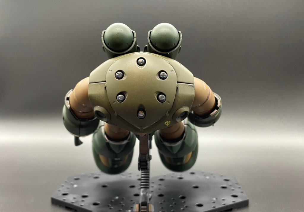 水中を曳航されているイメージとしてはこれもズゴックらしい姿勢です。