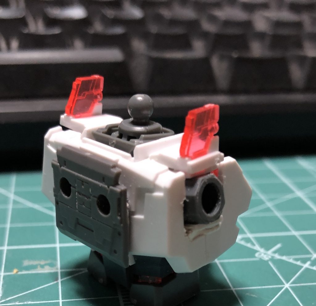 腕の軸もボールジョイント接続受けを埋め込んだので、胴体は実は大工事です。