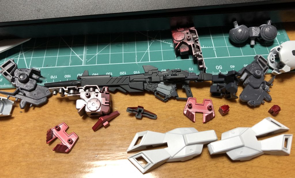もともと余っていたシナンジュ・スタインの足をユニコーンにミキシングして遊んでただけなので、塗装も足の色を揃えるくらいにとどめています。本当は上半身とかツノとかも手を加えると見栄えがよくなるとは思うんですが、それはまたやる気が出たら……ということで。