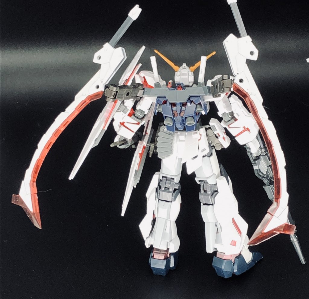 アームドアーマーWB(Wing Blade)背部にマウントされた一対の実体ブレード。サイコフレームを刀身部に使用しており、アームドアーマーVN同様、硬目標への高い攻撃力を誇る。