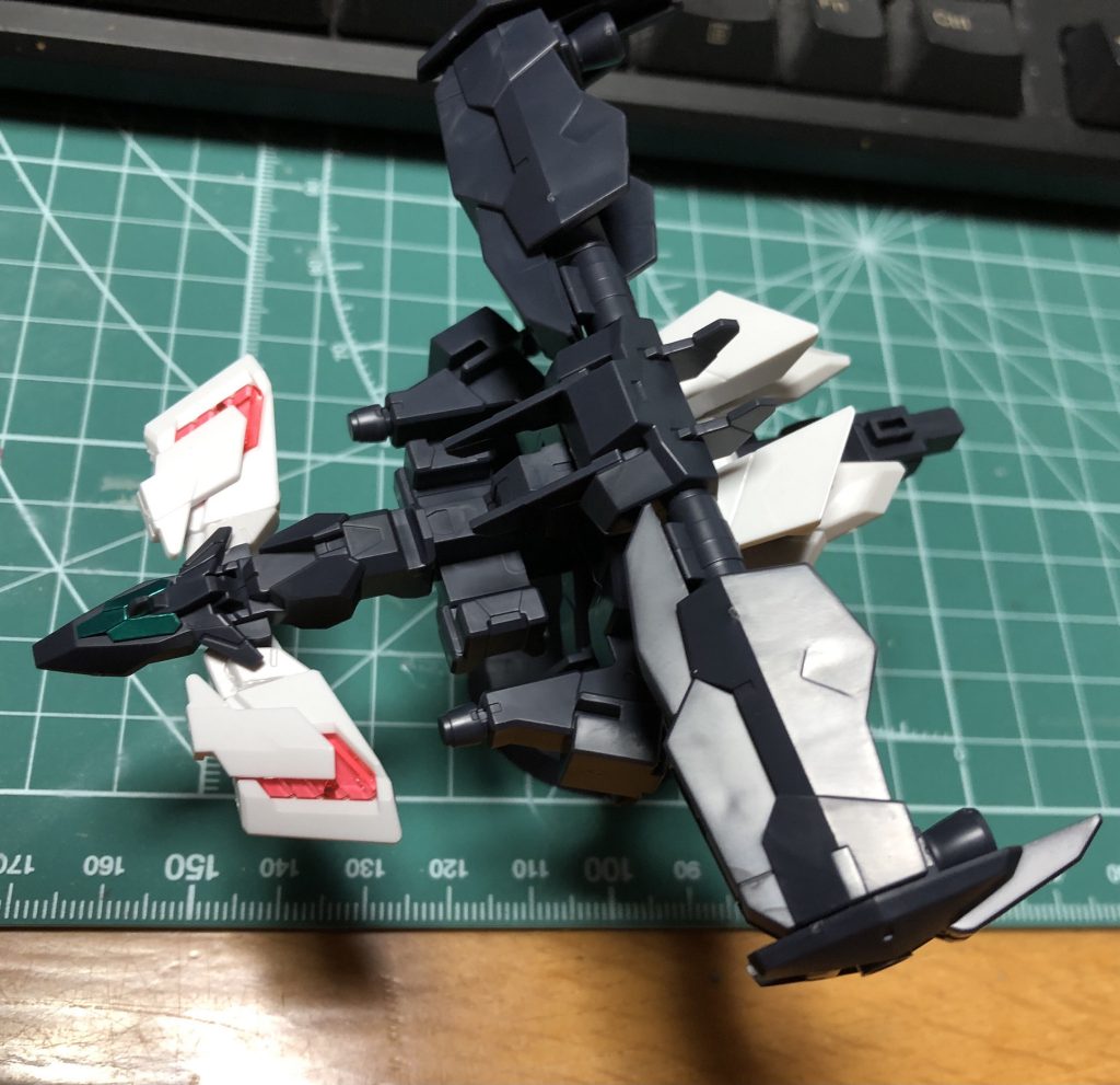 おまけの腰部アーマー。写真だと分かりづらいんですが、ジュピターヴの腰アーマー切断+そこにユニコーンの腰アーマーベタ貼りの力技です。パワーこそ正義(ゴリラ並感)。締め切り3日前に製作開始したのですべてがライブ感と思いつきの産物となりましたが、自分としては満足いく出来になったのでよし。