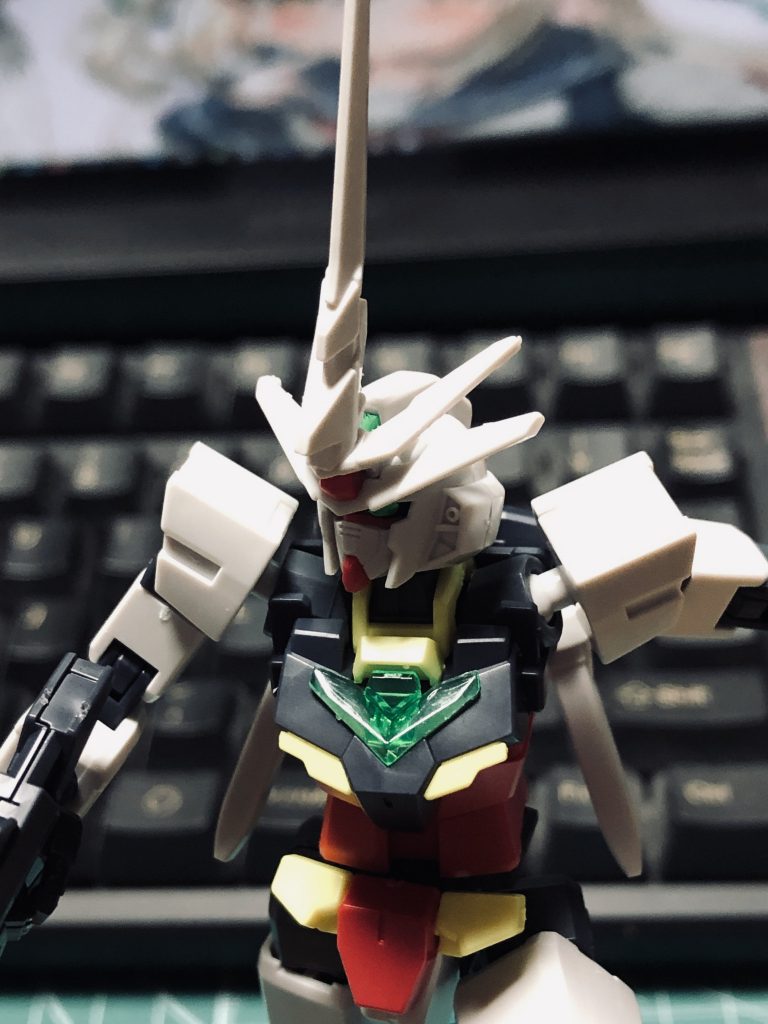 ツノ。ここは以前別の作品で使ったのと同じく、余っていたMGユニコーンの一本アンテナを流用しています。ちなみに画像は調整前なので、この後ちょっと角度調整しました。