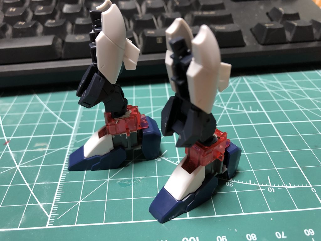 制作風景。足は当初の予定ではユニコーンの足そのまんま使うつもりだったのですが、あまりにもキャプ翼体型が過ぎるな……となったので急遽大工事。