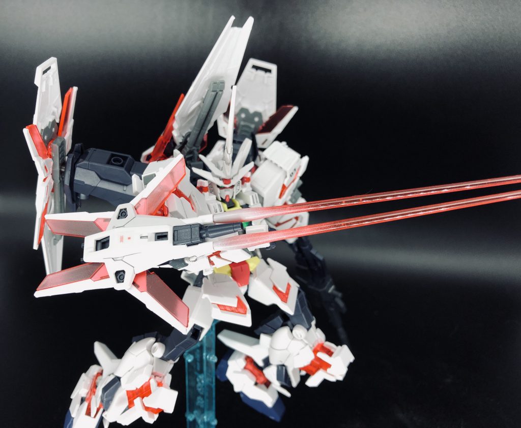 バックラーシールドファンネル「ヴィリアトゥス」右腕に装着する小型のシールド複合武装。ビームガン、ビームサーベルが内蔵されており、近接戦闘にも対応可能。Iフィールド発生装置はオミットされており、対ビーム防御性能ではやや劣る。