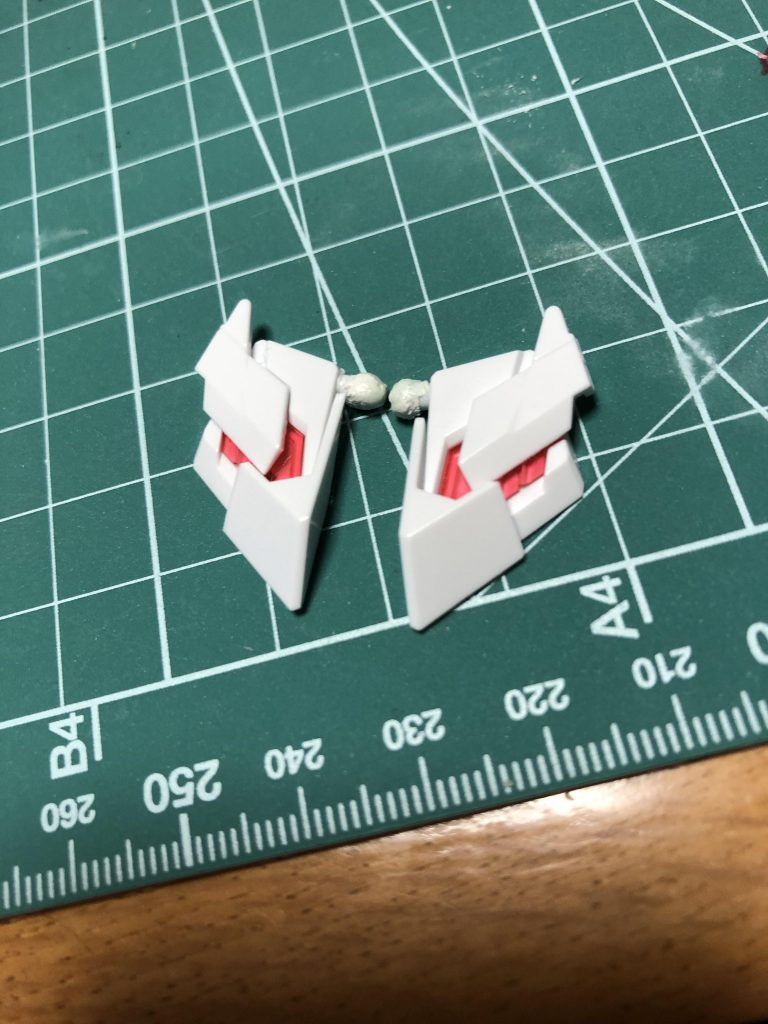 目立たないですが腰アーマーは微妙に装甲追加しています。微妙に。