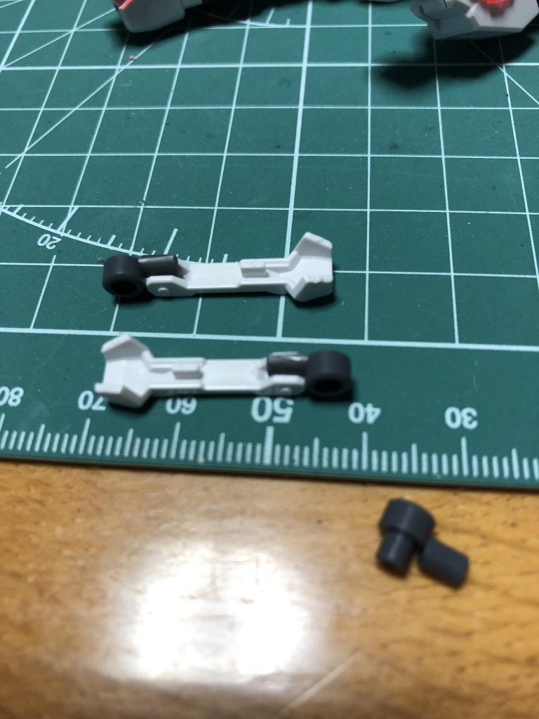 ビームサーベルラックはこんな感じで雑に可動軸追加。