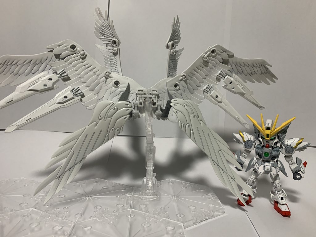 セラフィムユニットとウイングゼロのサイズ比較です。圧倒的サイズです。HGFAの翼はバトルアームアームズのジョイントを瞬着で付けてから取り付けました。