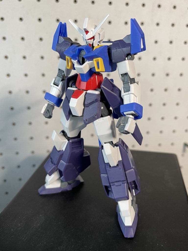  AGE-2のつま先を肩アーマーのシルエット作りに流用。フロントスカートは脚長効果をねらってリアスカートを転用しています。腰回りがスカスカだったので、天面をプラ板でボリュームアップ。