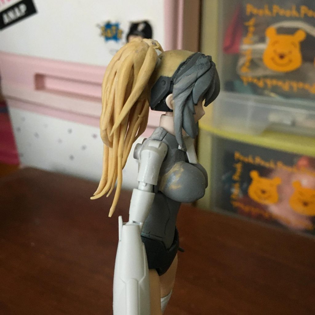 「髪ってどうやって作んねん!」とボヤキつつとりあえず細く伸ばしたパテを束ねてテールを成形。前髪と比べて明らかに線が細いし、これで正解かどうかはわかりません。
