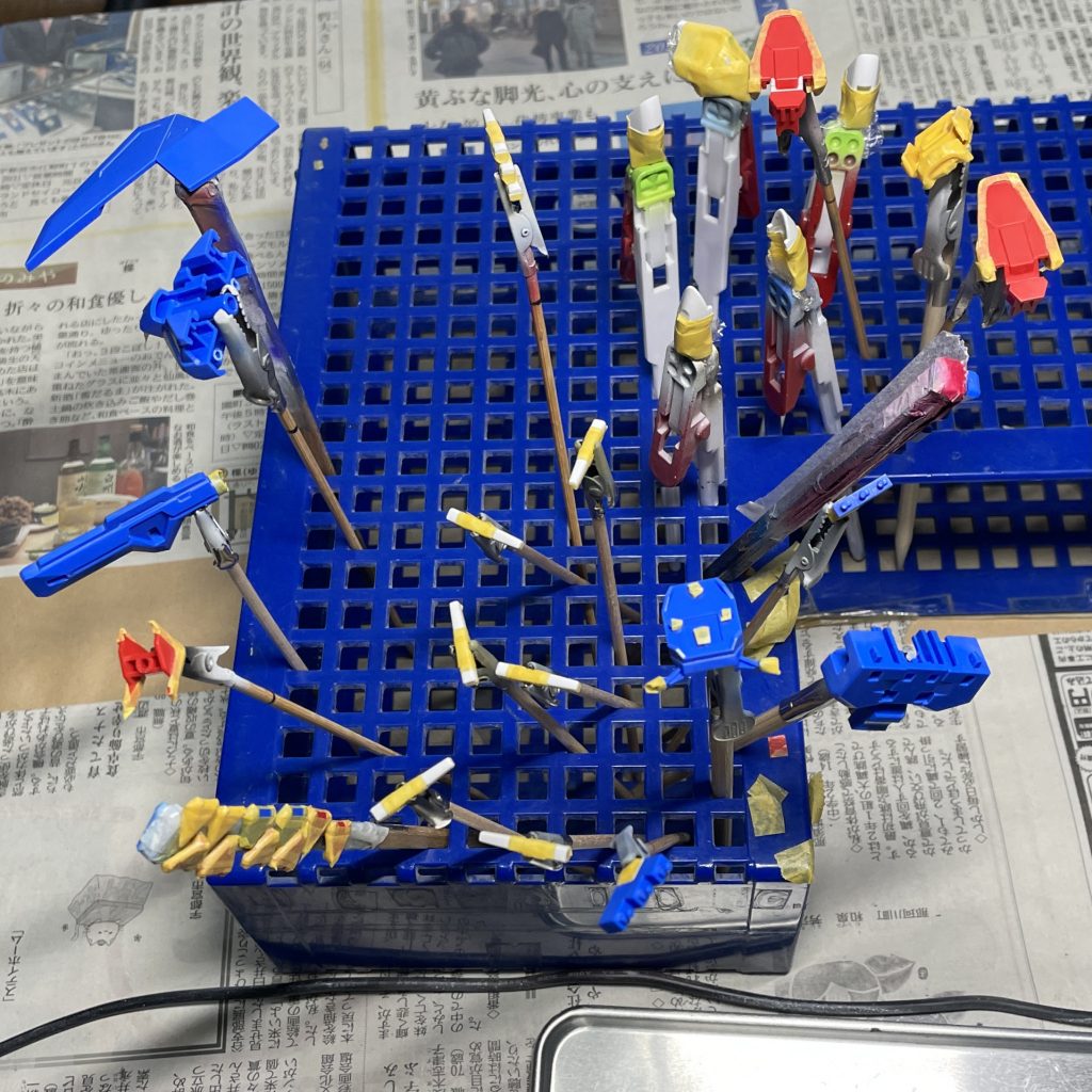 　ビギニングガンダムを設定に準じてシールを使わずに塗り分ける場合、きれいにムラなく塗り分けるにはマスキングしてエアブラシで吹き付け塗装した方が楽な箇所が多いです。