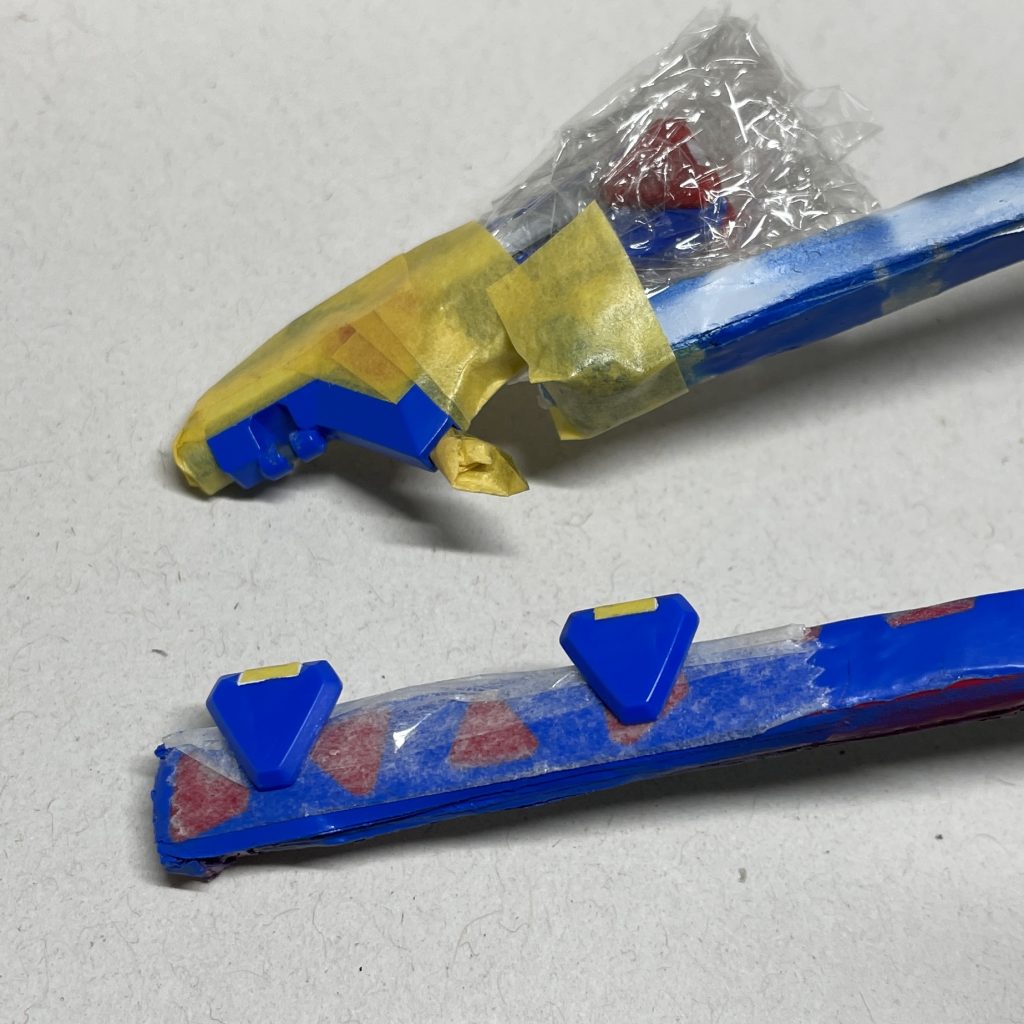 　ライフル本体部分のグレーの塗り分けをグレー吹き付け後に気付き、ビルドファイターズのレイジ機でも塗り分けられていたので、面倒がらずに塗り分けることにしました。　今回は、手をかけすぎずに劇中の色分けを尊重して製作しました。いずれはコマンドガンダムも完成させて、プチッガイも含めて3体一緒に並べたいです。