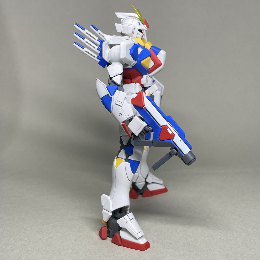 右から（ライフル）　合わせ目消しはライフルのみ、スジ彫りは、マスキングする箇所の境とスミがまわりにくそうな部分のみ彫り直しました。ほぼ、ストレート組み部分塗装完成見本です　(^_^;)