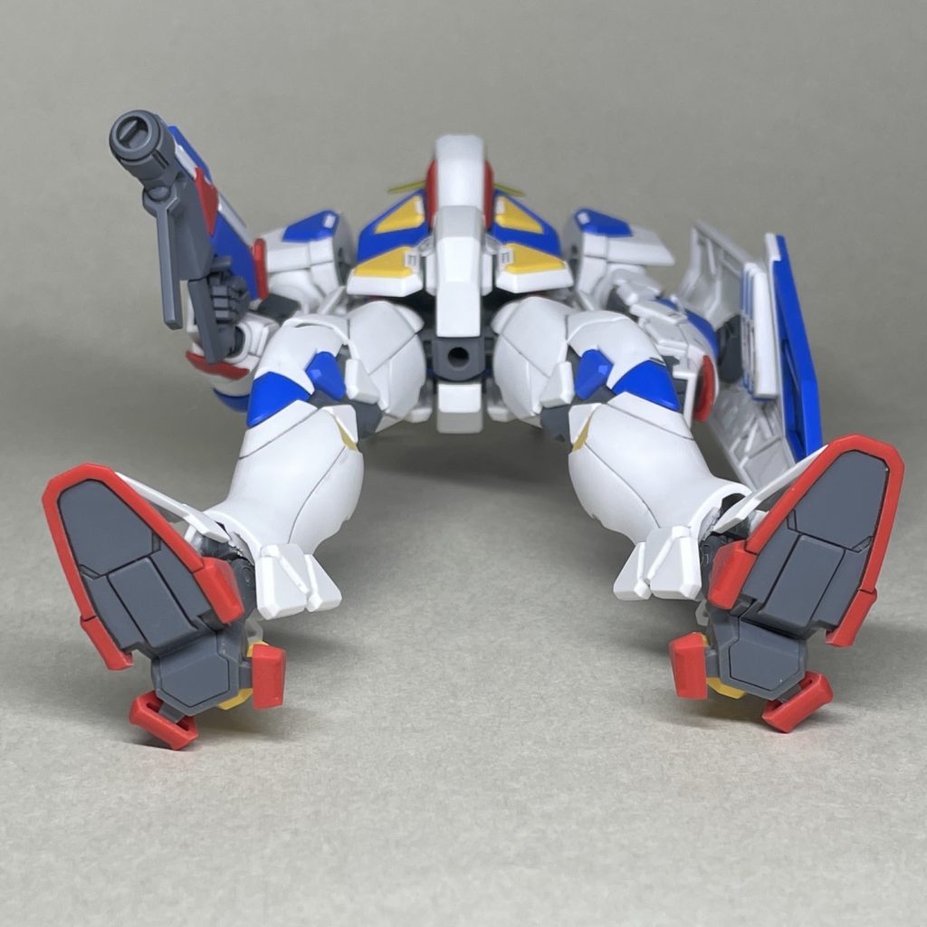 下から　足裏は説明書の完成見本と作画の色分けが異なることがあり、赤か白かグレーか結局よく分からなかったので、説明書通りグレーで塗装。　かかとの黄色のパーツのまわりは説明書では白ですが、ビルドファイターズ劇中では黄色だったので、そちらに合わせてマスキングの手間を減らしました。