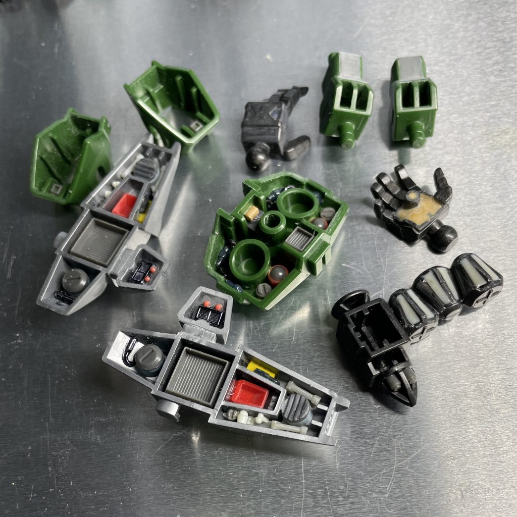 主なディティールアップ、穴埋め箇所(塗装前) いろいろパーツを貼りました。MG初期のキットのおまけのディティールアップパーツも使用。使いやすそうなパーツも20年くらい温存していたので、最近は惜しまず使うようにしています。