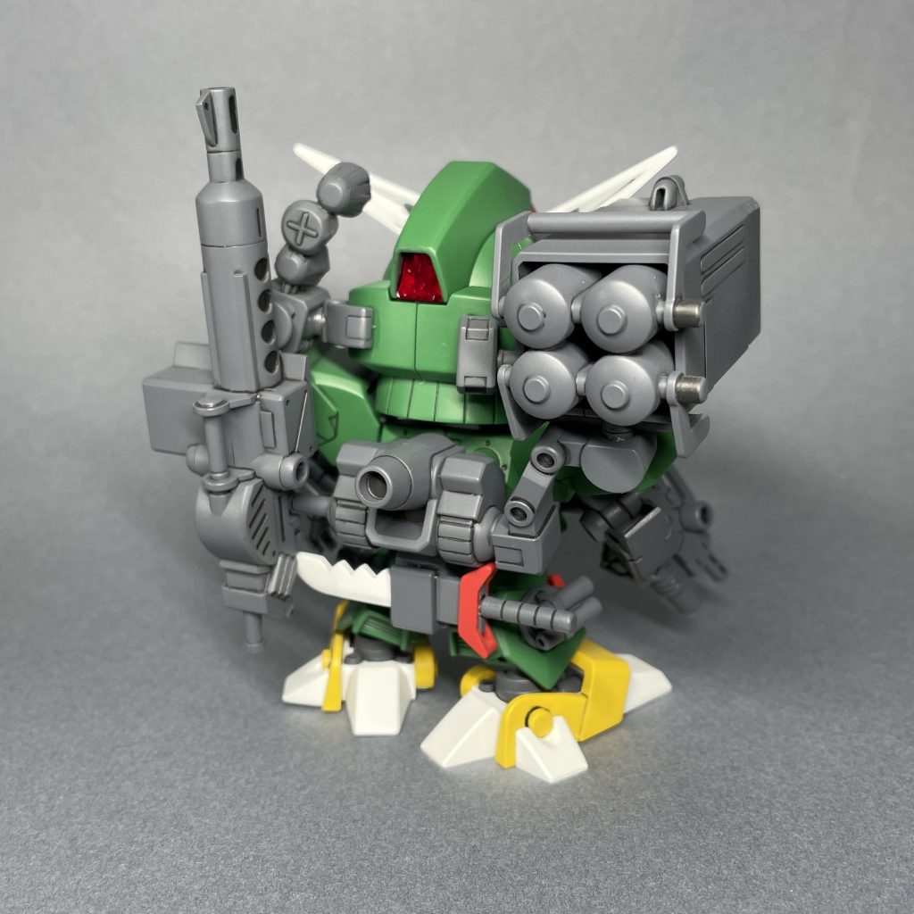 うしろ センサー部は、シールを貼った上からクリアカラーを筆塗りし、その後クリアーを塗りました。頭部うしろの赤いセンサーは、面積が広くて筆ムラがひどいので、普通に塗装した方が良かったと思います。 気が向いたら 頭部うしろのシールをはがし、他のものの塗装のついでに塗り直したいです。