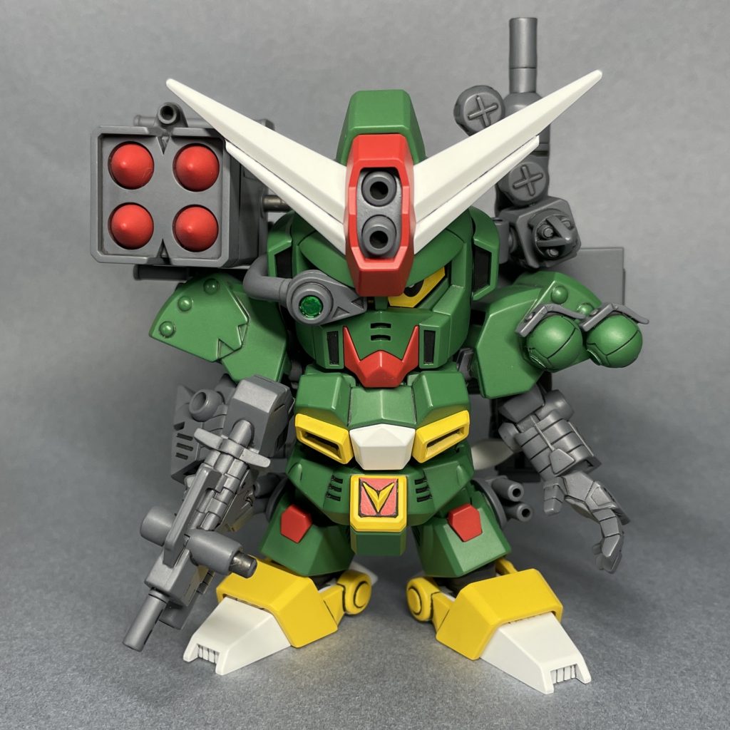 正面 目とセンサー部にシールを使用しました。 肉抜き部分は、埋めたりパーツを貼ったりして安っぽく見えないようにしています。