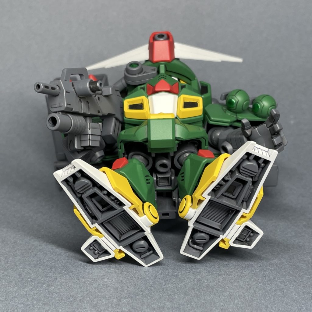 下から 足裏、スカート内にパーツを貼ってディティールアップし、スタンドで浮かせてもパーツ裏がスカスカに感じないようにしました。内部パーツが主張しすぎないように、メカ部は単色で塗装。 劇中では足裏が白でしたが、きれいに作る場合は入り組んだメカ部のスミ入れの拭き取りがシビアになるので、今回はグレーで塗装しました。