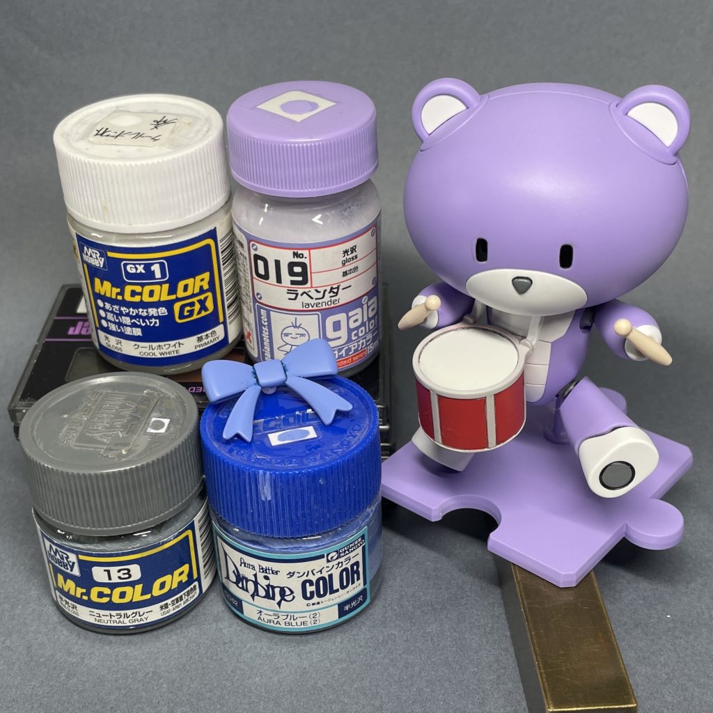 プチッガイを調色せずにBFTアイランドウォーズ仕様に塗装しようと作り直しましたが、どうやら失敗したようです。ツヤをおさえたトップコートを吹いた後に明度と彩度が下がり、さらにイメージから遠のきました。 ガイアカラー019ラベンダーがイメージに合わず、トップコート後の色合いも考慮した上で調色せざるを得ないことが分かったのは、収穫と言えないこともないです。 プチッガイBFT-IWカラーと同じ色で塗装したいものがあるので、それを塗装する際に塗り直したいと思います。